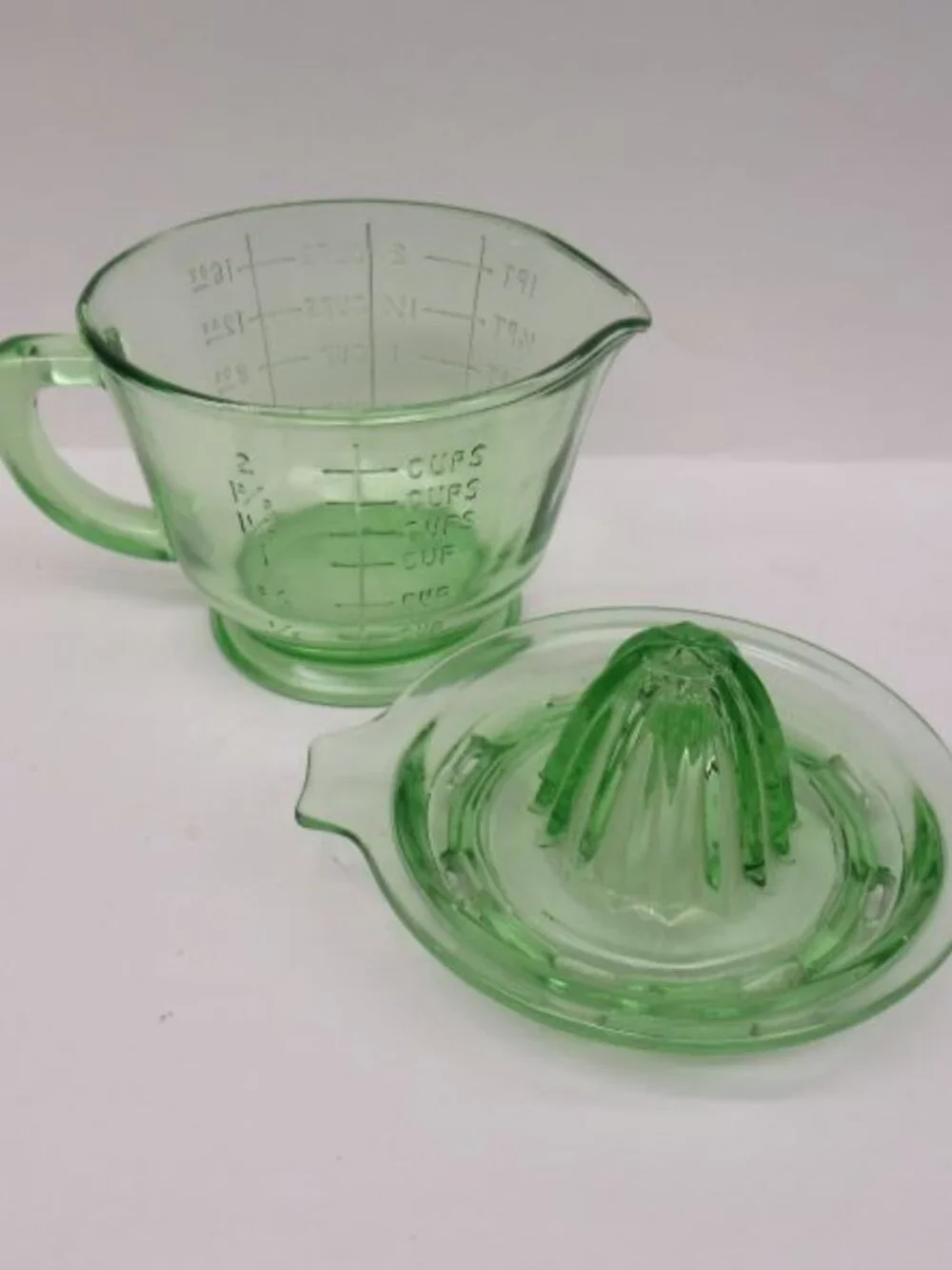 Vintage Depression Green Two-Piece REAMER JUICER with 2 Cup Measure - Picture 3 of 5